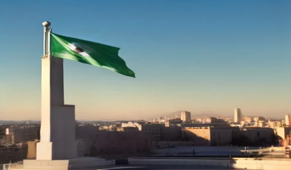 نصب الشهيد يطل على الجزائر