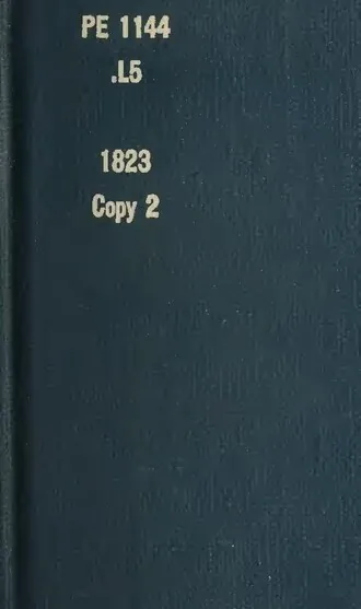 كومة كتب فارغة وبوصلة نحاسية على مكتب خشبي.