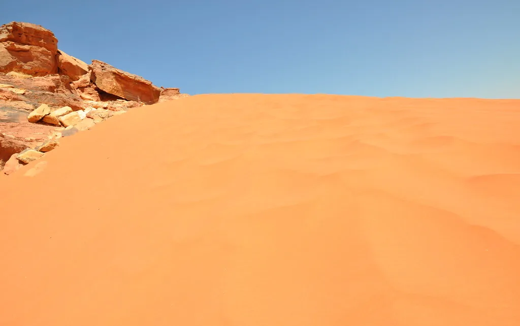 كثبان صحراء وادي رم الصخرية الحمراء بالأردن
