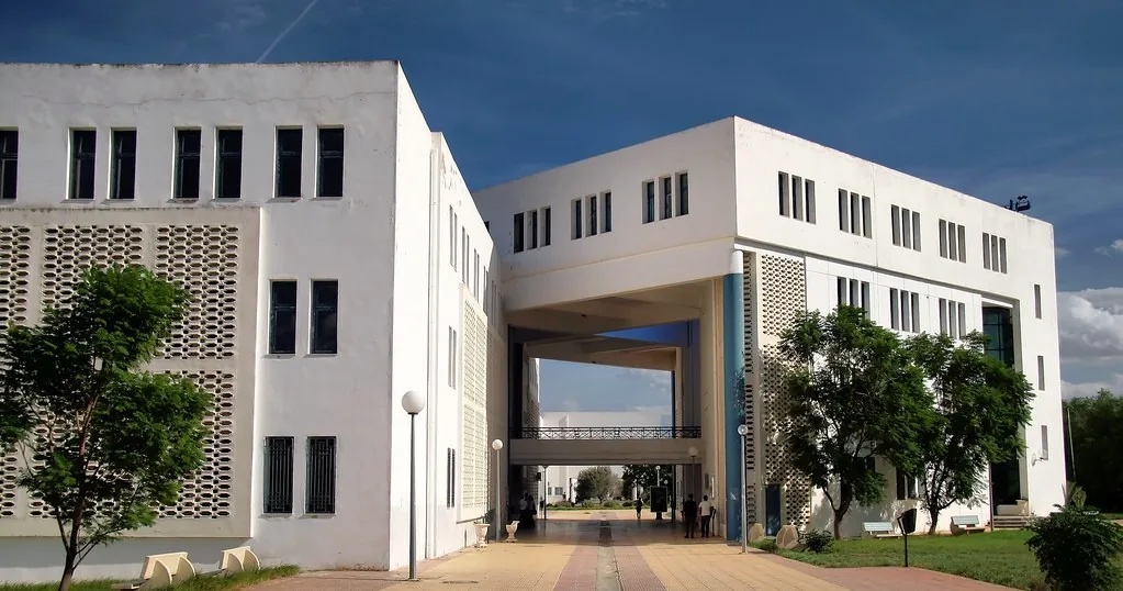 مبانٍ جامعية حديثة في تونس