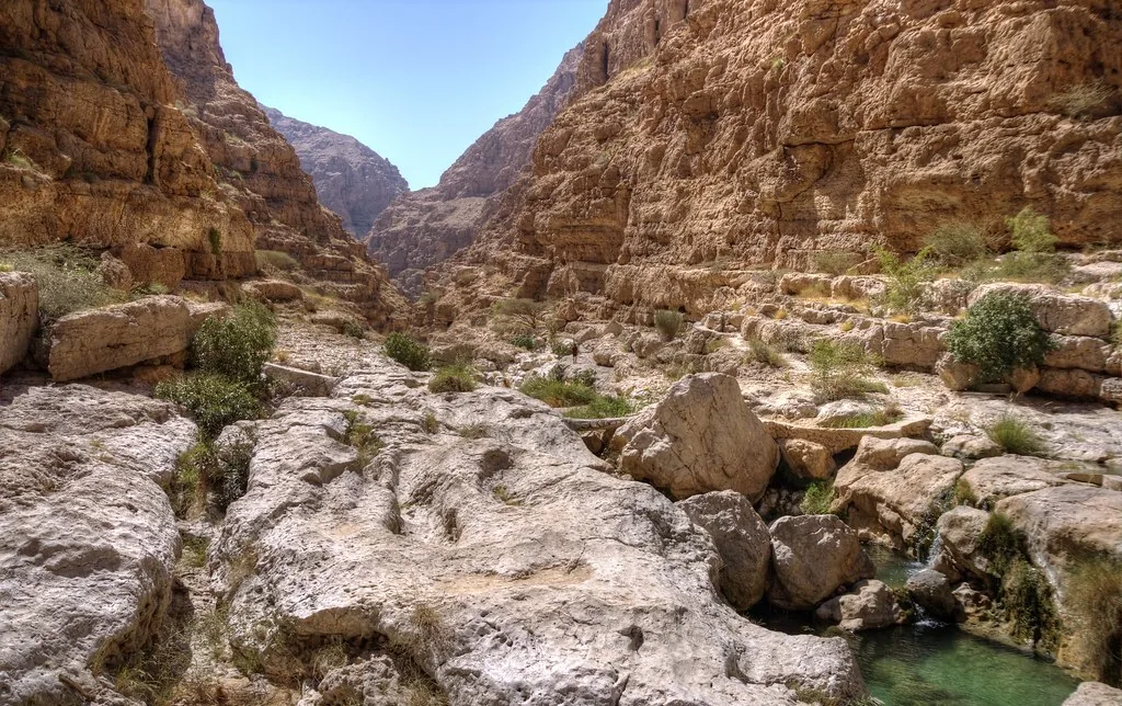 وادي شاب في عُمان بمياه فيروزية